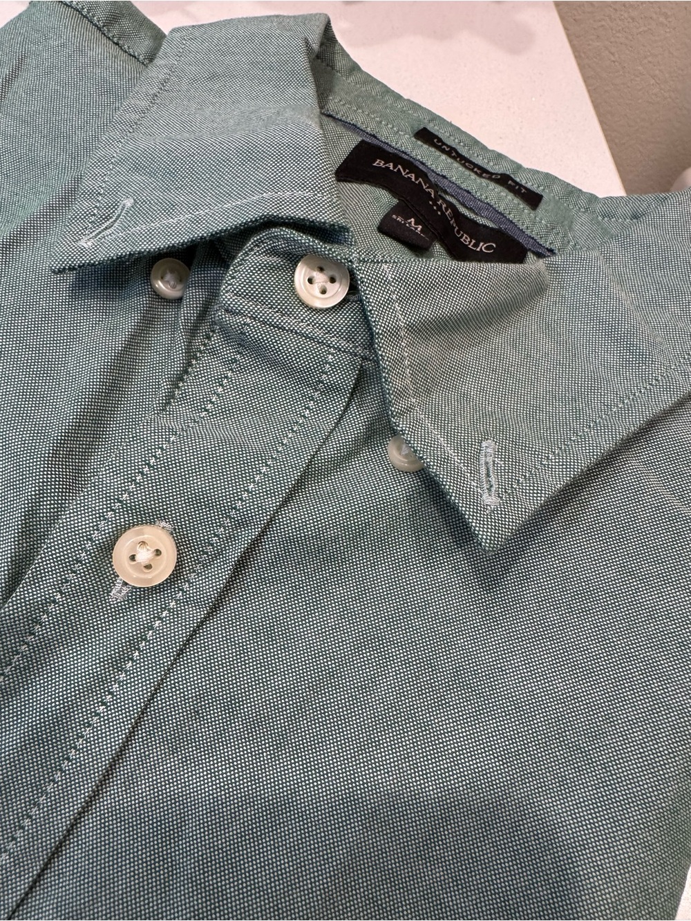 Banana Republic Men's Green Untucked Shirt medium